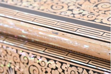 中古　美品　もはや美術品!!　最高級　統一工芸研究院 吉正本　美しい螺鈿(ラデン)細工が目を引く存在感抜群の縦型チェスト　定価推定約150万円以上　(R-082490)