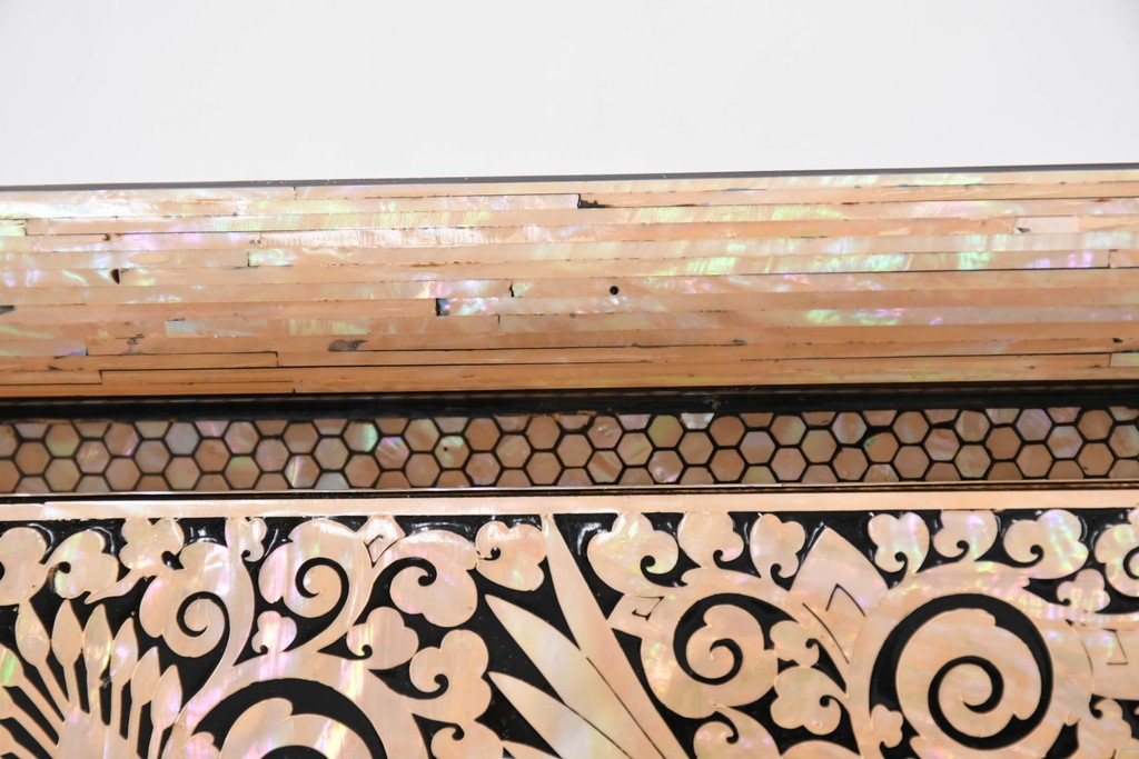 中古　美品　もはや美術品!!　最高級　統一工芸研究院 吉正本　美しい螺鈿(ラデン)細工が目を引く存在感抜群の縦型チェスト　定価推定約150万円以上　(R-082490)