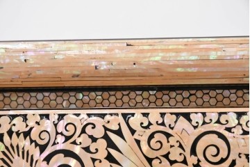 中古　美品　もはや美術品!!　最高級　統一工芸研究院 吉正本　美しい螺鈿(ラデン)細工が目を引く存在感抜群の縦型チェスト　定価推定約150万円以上　(R-082490)