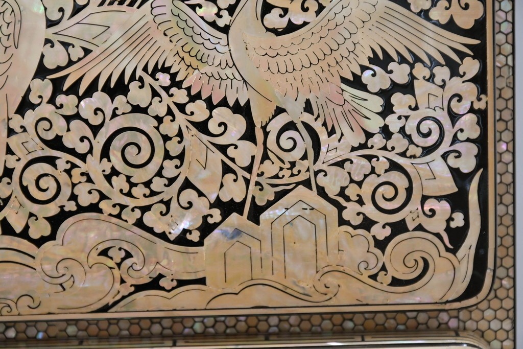 中古　美品　もはや美術品!!　最高級　統一工芸研究院 吉正本　美しい螺鈿(ラデン)細工が目を引く存在感抜群の縦型チェスト　定価推定約150万円以上　(R-082490)