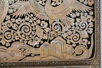 中古　美品　もはや美術品!!　最高級　統一工芸研究院 吉正本　美しい螺鈿(ラデン)細工が目を引く存在感抜群の縦型チェスト　定価推定約150万円以上　(R-082490)