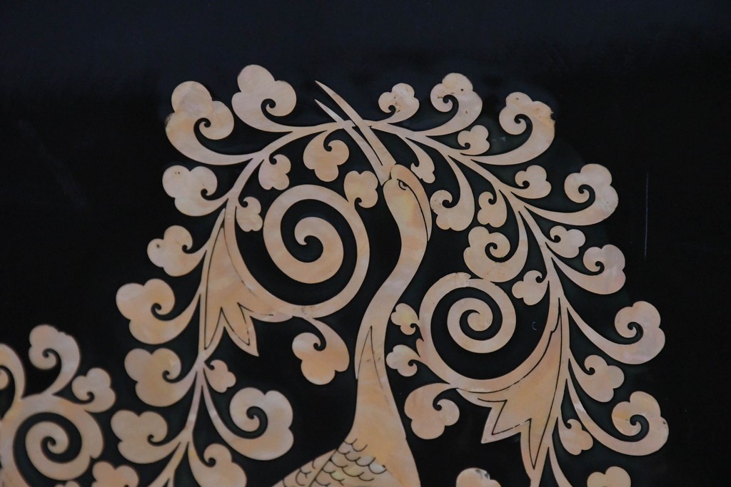 中古　美品　もはや美術品!!　最高級　統一工芸研究院 吉正本　美しい螺鈿(ラデン)細工が目を引く存在感抜群の縦型チェスト　定価推定約150万円以上　(R-082490)