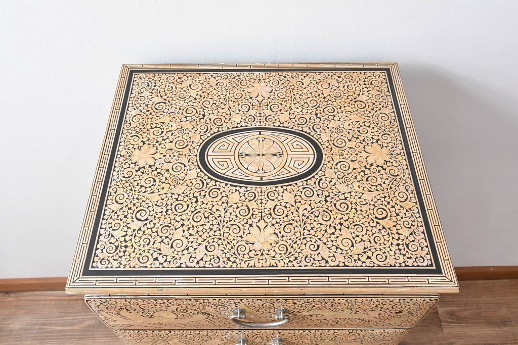 中古　美品　もはや美術品!!　最高級　統一工芸研究院 吉正本　美しい螺鈿(ラデン)細工が目を引く存在感抜群の縦型チェスト　定価推定約150万円以上　(R-082490)