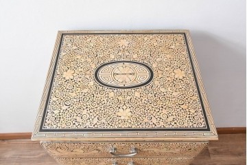 中古　美品　もはや美術品!!　最高級　統一工芸研究院 吉正本　美しい螺鈿(ラデン)細工が目を引く存在感抜群の縦型チェスト　定価推定約150万円以上　(R-082490)