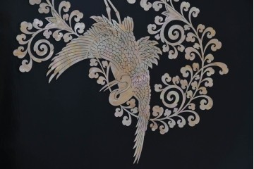 中古　美品　もはや美術品!!　最高級　統一工芸研究院 吉正本　美しい螺鈿(ラデン)細工が目を引く存在感抜群の縦型チェスト　定価推定約150万円以上　(R-082490)