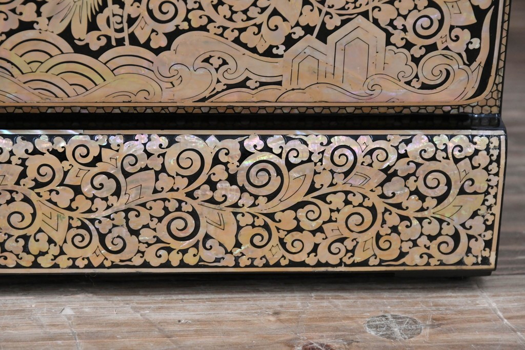 中古　美品　もはや美術品!!　最高級　統一工芸研究院 吉正本　美しい螺鈿(ラデン)細工が目を引く存在感抜群の縦型チェスト　定価推定約150万円以上　(R-082490)
