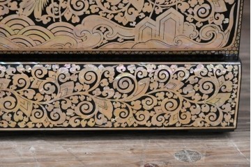 中古　美品　もはや美術品!!　最高級　統一工芸研究院 吉正本　美しい螺鈿(ラデン)細工が目を引く存在感抜群の縦型チェスト　定価推定約150万円以上　(R-082490)