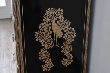 中古　美品　もはや美術品!!　最高級　統一工芸研究院 吉正本　美しい螺鈿(ラデン)細工が目を引く存在感抜群の縦型チェスト　定価推定約150万円以上　(R-082490)