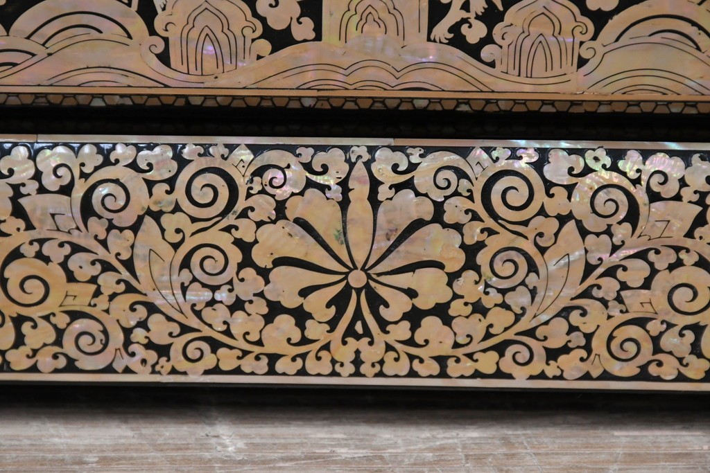 中古　美品　もはや美術品!!　最高級　統一工芸研究院 吉正本　美しい螺鈿(ラデン)細工が目を引く存在感抜群の縦型チェスト　定価推定約150万円以上　(R-082490)