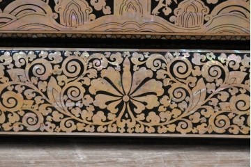 中古　美品　もはや美術品!!　最高級　統一工芸研究院 吉正本　美しい螺鈿(ラデン)細工が目を引く存在感抜群の縦型チェスト　定価推定約150万円以上　(R-082490)