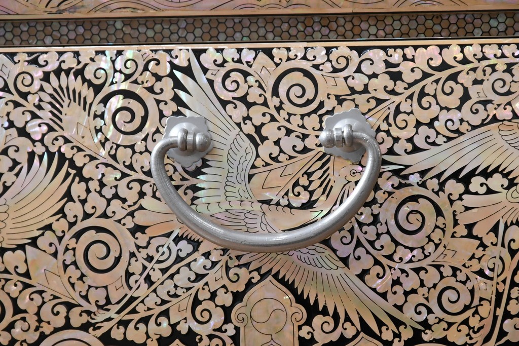 中古　美品　もはや美術品!!　最高級　統一工芸研究院 吉正本　美しい螺鈿(ラデン)細工が目を引く存在感抜群の縦型チェスト　定価推定約150万円以上　(R-082490)