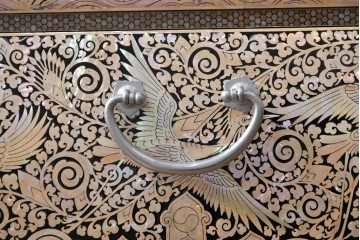 中古　美品　もはや美術品!!　最高級　統一工芸研究院 吉正本　美しい螺鈿(ラデン)細工が目を引く存在感抜群の縦型チェスト　定価推定約150万円以上　(R-082490)