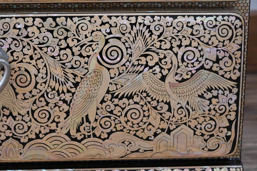 中古　美品　もはや美術品!!　最高級　統一工芸研究院 吉正本　美しい螺鈿(ラデン)細工が目を引く存在感抜群の縦型チェスト　定価推定約150万円以上　(R-082490)