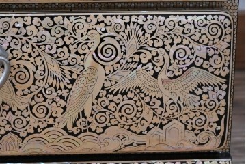 中古　美品　もはや美術品!!　最高級　統一工芸研究院 吉正本　美しい螺鈿(ラデン)細工が目を引く存在感抜群の縦型チェスト　定価推定約150万円以上　(R-082490)