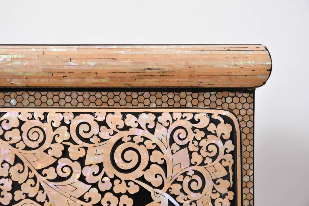 中古　美品　もはや美術品!!　最高級　統一工芸研究院 吉正本　美しい螺鈿(ラデン)細工が目を引く存在感抜群の縦型チェスト　定価推定約150万円以上　(R-082490)