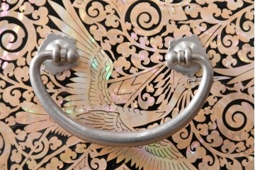 中古　美品　もはや美術品!!　最高級　統一工芸研究院 吉正本　美しい螺鈿(ラデン)細工が目を引く存在感抜群の縦型チェスト　定価推定約150万円以上　(R-082490)