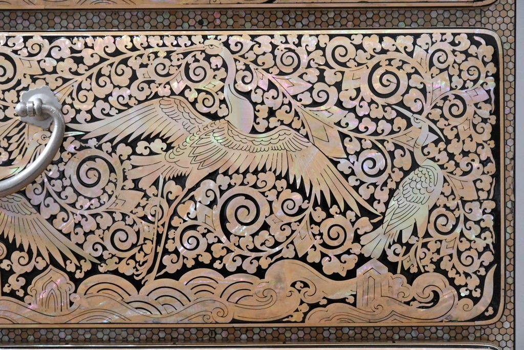 中古　美品　もはや美術品!!　最高級　統一工芸研究院 吉正本　美しい螺鈿(ラデン)細工が目を引く存在感抜群の縦型チェスト　定価推定約150万円以上　(R-082490)