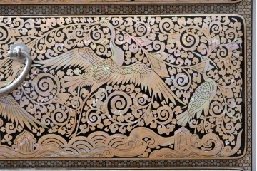 中古　美品　もはや美術品!!　最高級　統一工芸研究院 吉正本　美しい螺鈿(ラデン)細工が目を引く存在感抜群の縦型チェスト　定価推定約150万円以上　(R-082490)