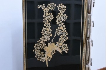 中古　美品　もはや美術品!!　最高級　統一工芸研究院 吉正本　美しい螺鈿(ラデン)細工が目を引く存在感抜群の縦型チェスト　定価推定約150万円以上　(R-082490)