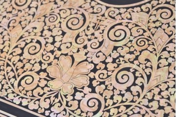 中古　美品　もはや美術品!!　最高級　統一工芸研究院 吉正本　美しい螺鈿(ラデン)細工が目を引く存在感抜群の縦型チェスト　定価推定約150万円以上　(R-082490)