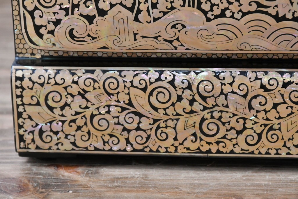 中古　美品　もはや美術品!!　最高級　統一工芸研究院 吉正本　美しい螺鈿(ラデン)細工が目を引く存在感抜群の縦型チェスト　定価推定約150万円以上　(R-082490)