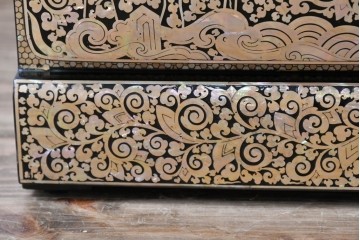 中古　美品　もはや美術品!!　最高級　統一工芸研究院 吉正本　美しい螺鈿(ラデン)細工が目を引く存在感抜群の縦型チェスト　定価推定約150万円以上　(R-082490)