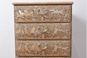 中古　美品　もはや美術品!!　最高級　統一工芸研究院 吉正本　美しい螺鈿(ラデン)細工が目を引く存在感抜群の縦型チェスト　定価推定約150万円以上　(R-082490)