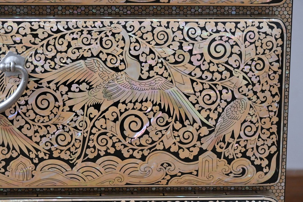 中古　美品　もはや美術品!!　最高級　統一工芸研究院 吉正本　美しい螺鈿(ラデン)細工が目を引く存在感抜群の縦型チェスト　定価推定約150万円以上　(R-082490)