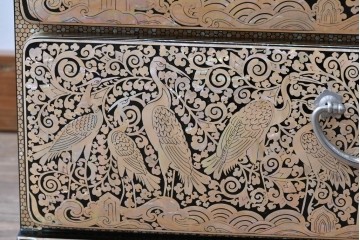 中古　美品　もはや美術品!!　最高級　統一工芸研究院 吉正本　美しい螺鈿(ラデン)細工が目を引く存在感抜群の縦型チェスト　定価推定約150万円以上　(R-082490)