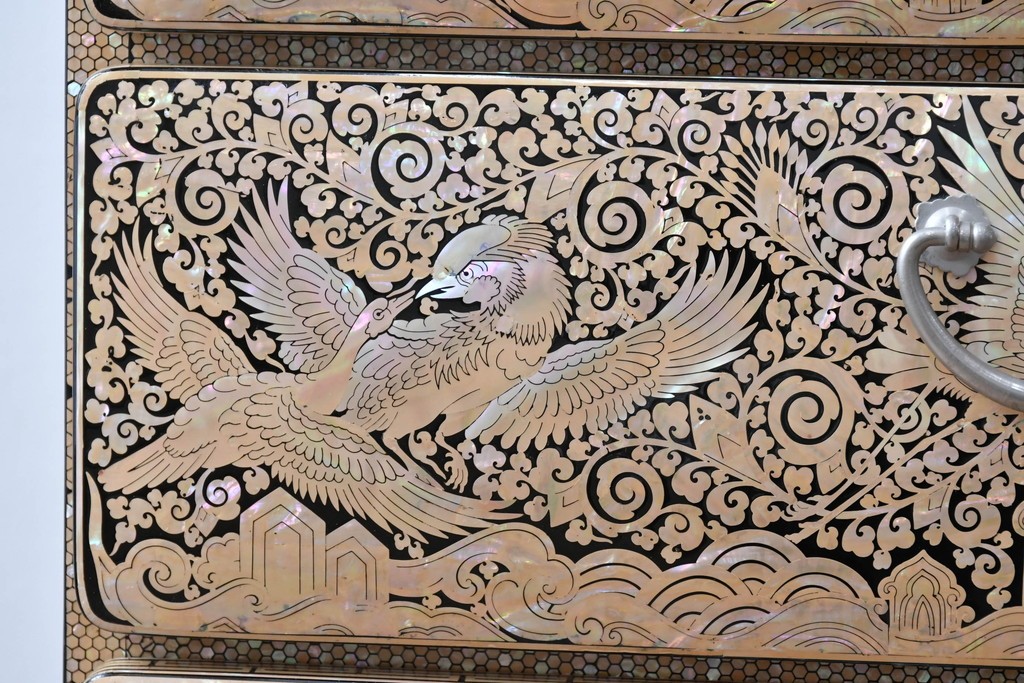 中古　美品　もはや美術品!!　最高級　統一工芸研究院 吉正本　美しい螺鈿(ラデン)細工が目を引く存在感抜群の縦型チェスト　定価推定約150万円以上　(R-082490)