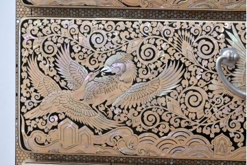 中古　美品　もはや美術品!!　最高級　統一工芸研究院 吉正本　美しい螺鈿(ラデン)細工が目を引く存在感抜群の縦型チェスト　定価推定約150万円以上　(R-082490)