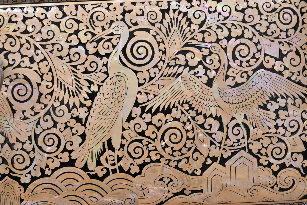 中古　美品　もはや美術品!!　最高級　統一工芸研究院 吉正本　美しい螺鈿(ラデン)細工が目を引く存在感抜群の縦型チェスト　定価推定約150万円以上　(R-082490)