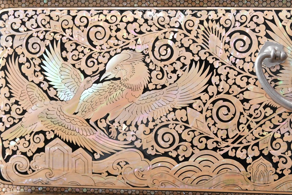 中古　美品　もはや美術品!!　最高級　統一工芸研究院 吉正本　美しい螺鈿(ラデン)細工が目を引く存在感抜群の縦型チェスト　定価推定約150万円以上　(R-082490)