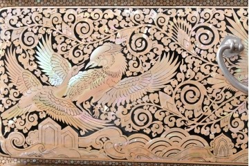 中古　美品　もはや美術品!!　最高級　統一工芸研究院 吉正本　美しい螺鈿(ラデン)細工が目を引く存在感抜群の縦型チェスト　定価推定約150万円以上　(R-082490)