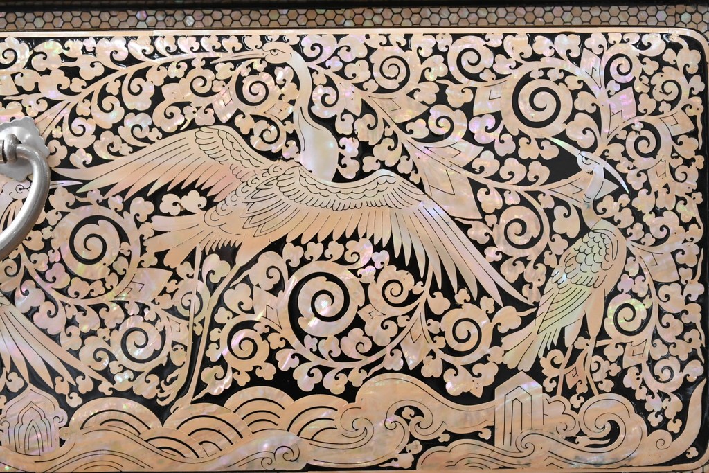 中古　美品　もはや美術品!!　最高級　統一工芸研究院 吉正本　美しい螺鈿(ラデン)細工が目を引く存在感抜群の縦型チェスト　定価推定約150万円以上　(R-082490)