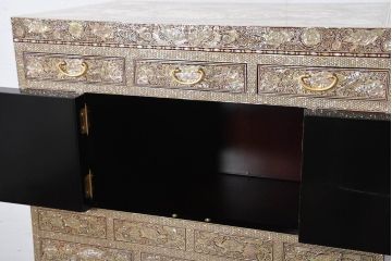 中古　超美品!!　もはや美術品!!　最高級　螺鈿(ラデン)細工　統一工芸研究院 吉正本　煌びやかな意匠が目を引くキャビネット(バンダチ、バンダジ、収納棚、李朝家具)(R-082491)
