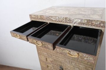 中古　超美品!!　もはや美術品!!　最高級　螺鈿(ラデン)細工　統一工芸研究院 吉正本　煌びやかな意匠が目を引くキャビネット(バンダチ、バンダジ、収納棚、李朝家具)(R-082491)