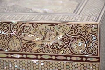 中古　超美品!!　もはや美術品!!　最高級　螺鈿(ラデン)細工　統一工芸研究院 吉正本　煌びやかな意匠が目を引くキャビネット(バンダチ、バンダジ、収納棚、李朝家具)(R-082491)