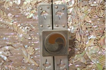 中古　超美品!!　もはや美術品!!　最高級　螺鈿(ラデン)細工　統一工芸研究院 吉正本　煌びやかな意匠が目を引くキャビネット(バンダチ、バンダジ、収納棚、李朝家具)(R-082491)