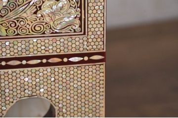 中古　超美品!!　もはや美術品!!　最高級　螺鈿(ラデン)細工　統一工芸研究院 吉正本　煌びやかな意匠が目を引くキャビネット(バンダチ、バンダジ、収納棚、李朝家具)(R-082491)