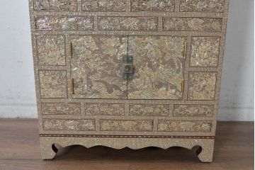 中古　超美品!!　もはや美術品!!　最高級　螺鈿(ラデン)細工　統一工芸研究院 吉正本　煌びやかな意匠が目を引くキャビネット(バンダチ、バンダジ、収納棚、李朝家具)(R-082491)