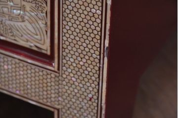中古　超美品!!　もはや美術品!!　最高級　螺鈿(ラデン)細工　統一工芸研究院 吉正本　煌びやかな意匠が目を引くキャビネット(バンダチ、バンダジ、収納棚、李朝家具)(R-082491)