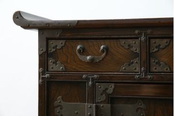 中古　アジア民芸家具　アジアンな雰囲気を高める小振りなサイドキャビネット(李朝箪笥、李朝タンス、小物収納、収納棚、戸棚、飾り棚)(R-082492)
