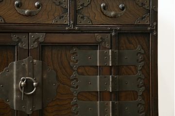 中古　アジア民芸家具　アジアンな雰囲気を高める小振りなサイドキャビネット(李朝箪笥、李朝タンス、小物収納、収納棚、戸棚、飾り棚)(R-082492)