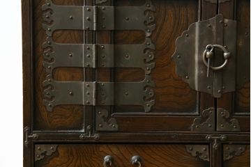 中古　アジア民芸家具　アジアンな雰囲気を高める小振りなサイドキャビネット(李朝箪笥、李朝タンス、小物収納、収納棚、戸棚、飾り棚)(R-082492)