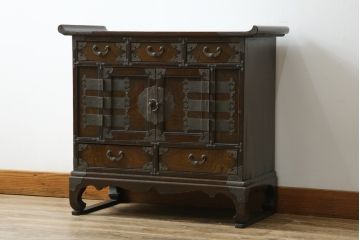 中古　アジア民芸家具　アジアンな雰囲気を高める小振りなサイドキャビネット(李朝箪笥、李朝タンス、小物収納、収納棚、戸棚、飾り棚)(R-082492)