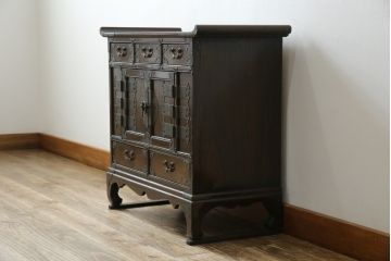 中古　アジア民芸家具　アジアンな雰囲気を高める小振りなサイドキャビネット(李朝箪笥、李朝タンス、小物収納、収納棚、戸棚、飾り棚)(R-082492)