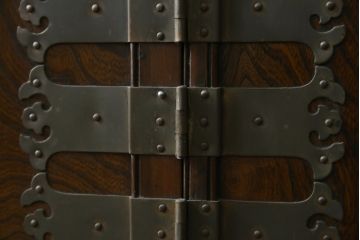 中古　アジア民芸家具　アジアンな雰囲気を高める小振りなサイドキャビネット(李朝箪笥、李朝タンス、小物収納、収納棚、戸棚、飾り棚)(R-082492)