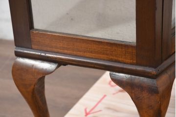 イギリスアンティーク　小振りなサイズが使いやすい猫脚キャビネット(ガラスケース、コレクションケース、ショーケース、飾り棚、陳列棚、収納棚、戸棚、英国、店舗什器)(R-082494)
