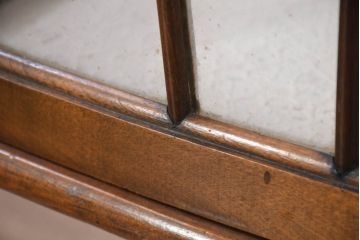 イギリスアンティーク　小振りなサイズが使いやすい猫脚キャビネット(ガラスケース、コレクションケース、ショーケース、飾り棚、陳列棚、収納棚、戸棚、英国、店舗什器)(R-082494)